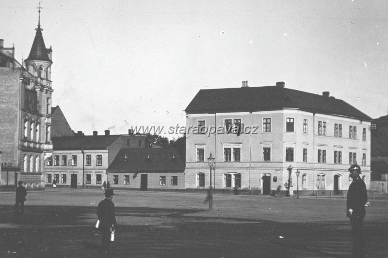 oticka (15).jpg - Pohled z náměstí Svobody na počátek Otické ulice. Ve velkém bílém domě vpravo, který dodnes stojí sídlí pizzerie Uno. Stejně tak stojí dům z věžičkou vlevo a měl v něm svůj atelier fotograf Florián Godel. Fotografie z doby kolem roku 1900.